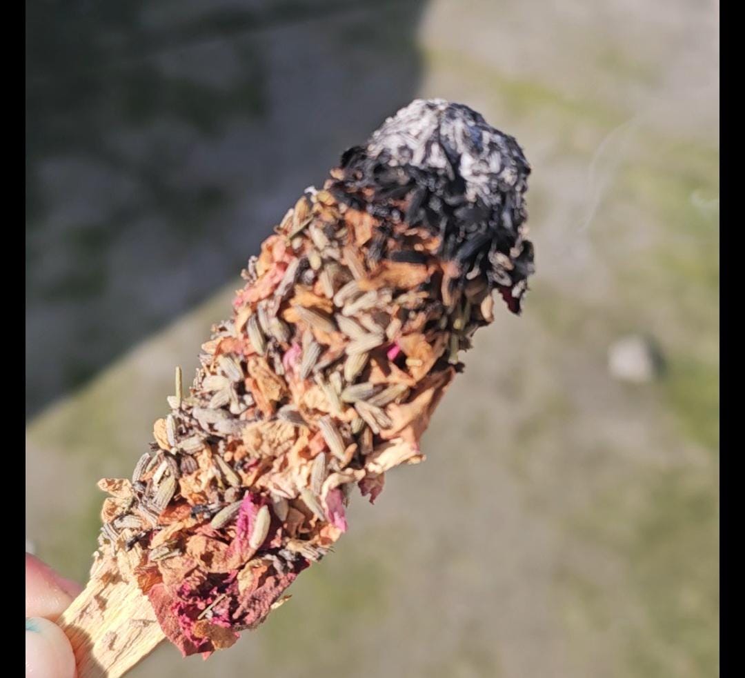 ALMA – Palo Santo Ritualizado com Jasmim, Rosa Rubra, Alfazema e Baunilha | Limpeza Energética & Amor Próprio