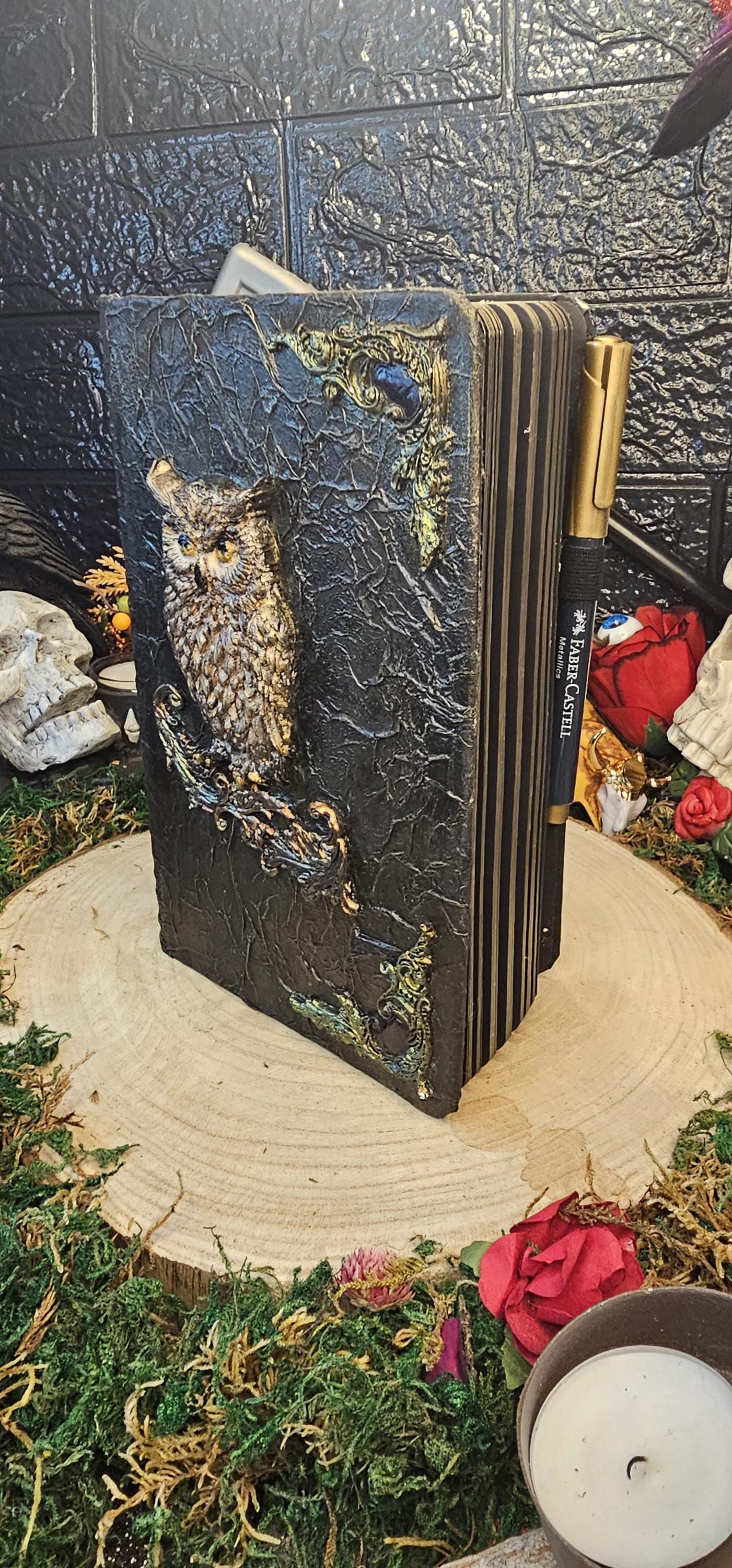 Grimório Artesanal da Coruja – Caderno Místico com Páginas Pretas + Caneta | Feito à Mão
