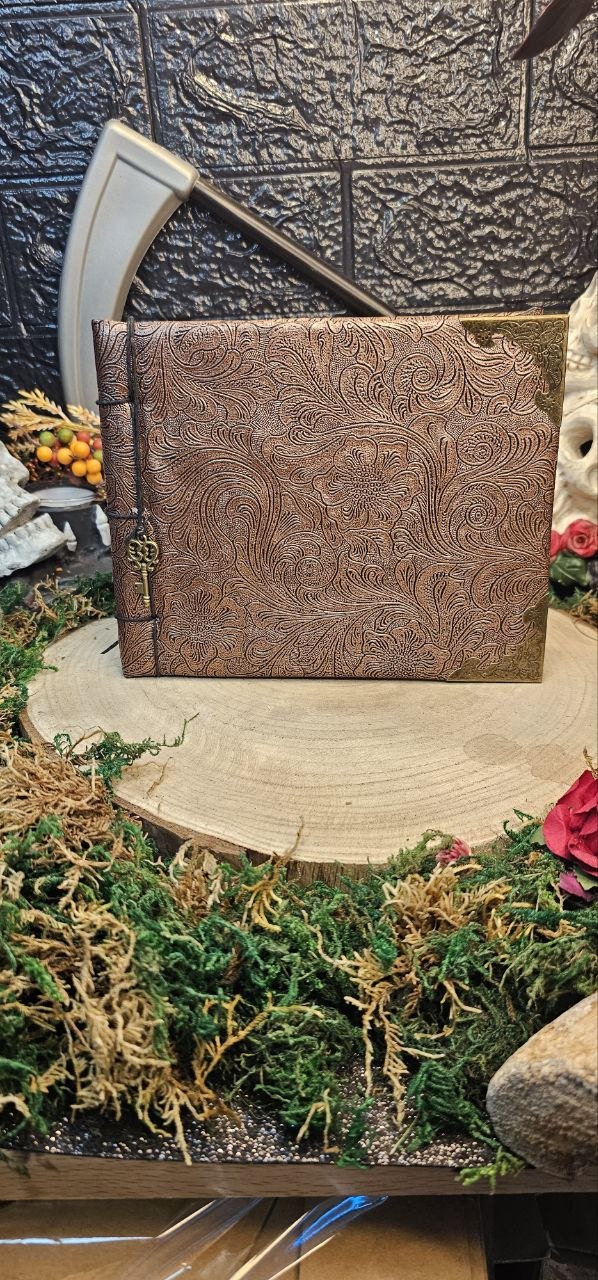 Grimório Ritualístico de Alinhamento e Centro - Floral em Bronze - Diário de Sombras Artesanal com Chave Interior