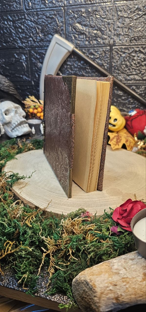 Grimório Ritualístico de Alinhamento e Centro - Floral em Bronze - Diário de Sombras Artesanal com Chave Interior