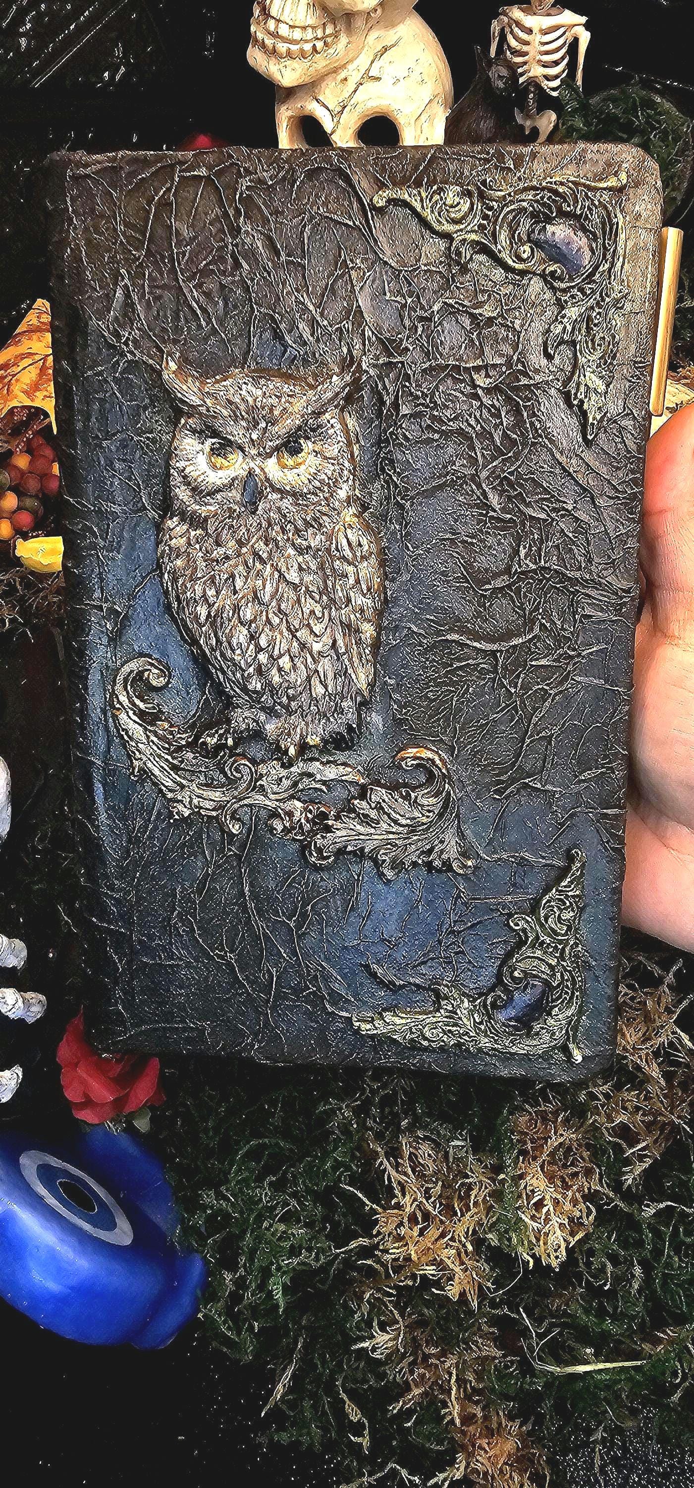 Grimório Artesanal da Coruja – Caderno Místico com Páginas Pretas + Caneta | Feito à Mão