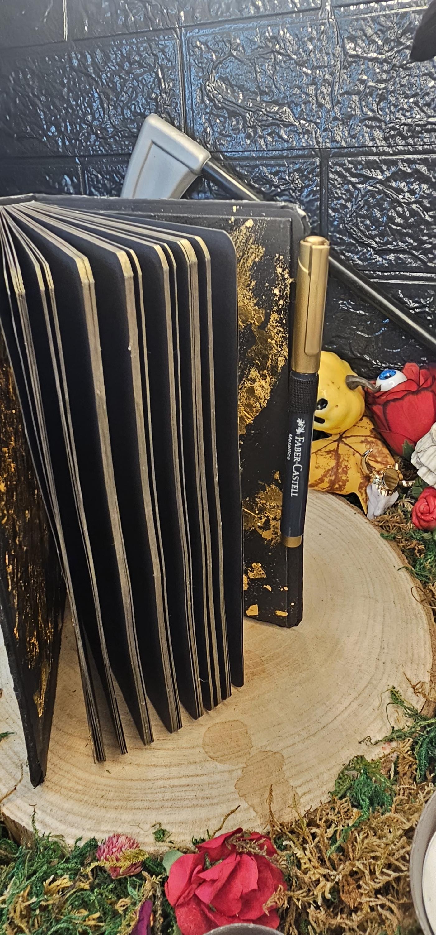 Grimório Artesanal da Coruja – Caderno Místico com Páginas Pretas + Caneta | Feito à Mão